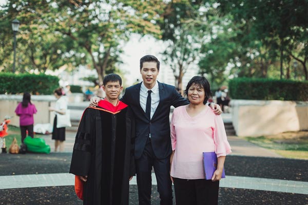 บัณฑิต ป.โท ถอดครุยใส่ให้พ่อแม่ ความสำเร็จอันน่าชื่นชมของคนจบ ป.4