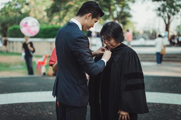 บัณฑิต ป.โท ถอดครุยใส่ให้พ่อแม่ ความสำเร็จอันน่าชื่นชมของคนจบ ป.4