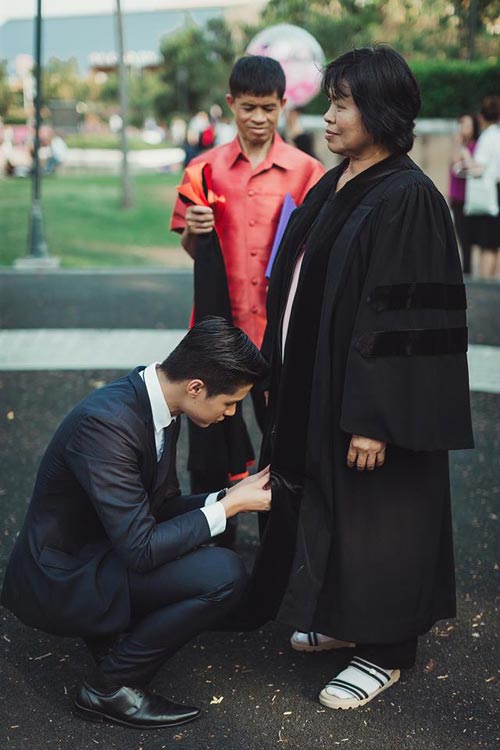 บัณฑิต ป.โท ถอดครุยใส่ให้พ่อแม่ ความสำเร็จอันน่าชื่นชมของคนจบ ป.4