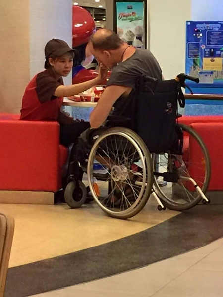 พนักงานน้ำใจงาม ป้อนอาหารให้ผู้พิการต่างชาติ คนยกเป็นนางฟ้า KFC