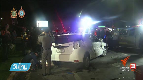 หนุ่มซิ่งเก๋งชนด่านตรวจเละ ดาบตำรวจเสียชีวิตคาที่-รถพัง 4 คัน