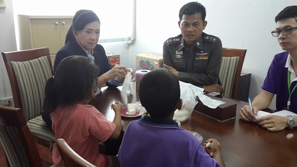 ปวีณาบุกช่วย 2 พี่น้องถูกแม่แท้ ๆ -พ่อเลี้ยงทุบตี กักขังไม่ให้ไปไหน