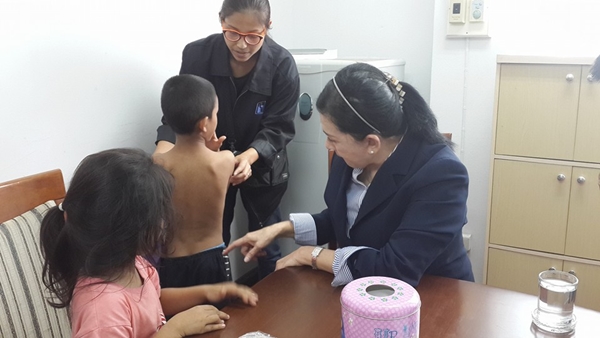 ปวีณาบุกช่วย 2 พี่น้องถูกแม่แท้ ๆ -พ่อเลี้ยงทุบตี กักขังไม่ให้ไปไหน