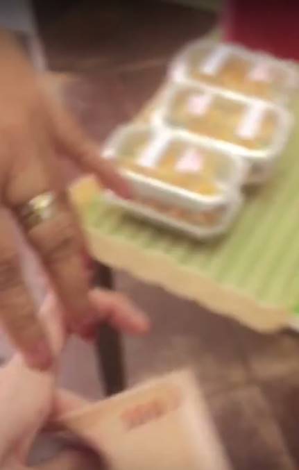 ลูกค้าสั่งอาหารราคาไม่ตรงตามป้าย เจอเจ้าของร้านปัดใบเสร็จออกจากมือ