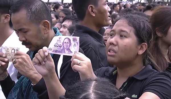 กึกก้องจากหัวใจ พสกนิกรรวมตัวมืดฟ้ามัวดิน ร่วมร้องเพลงสรรเสริญพระบารมี