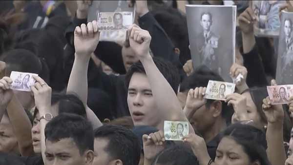 กึกก้องจากหัวใจ พสกนิกรรวมตัวมืดฟ้ามัวดิน ร่วมร้องเพลงสรรเสริญพระบารมี