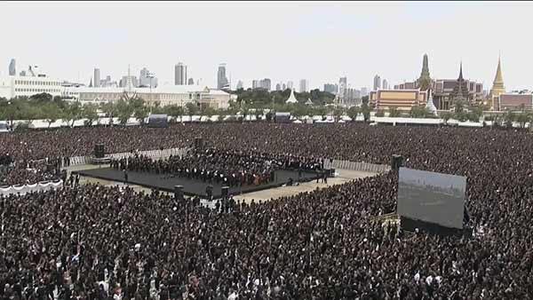 กึกก้องจากหัวใจ พสกนิกรรวมตัวมืดฟ้ามัวดิน ร่วมร้องเพลงสรรเสริญพระบารมี