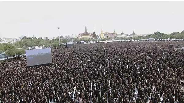 กึกก้องจากหัวใจ พสกนิกรรวมตัวมืดฟ้ามัวดิน ร่วมร้องเพลงสรรเสริญพระบารมี