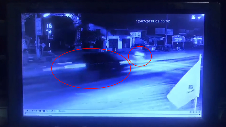 กระบะชนมอเตอร์ไซค์