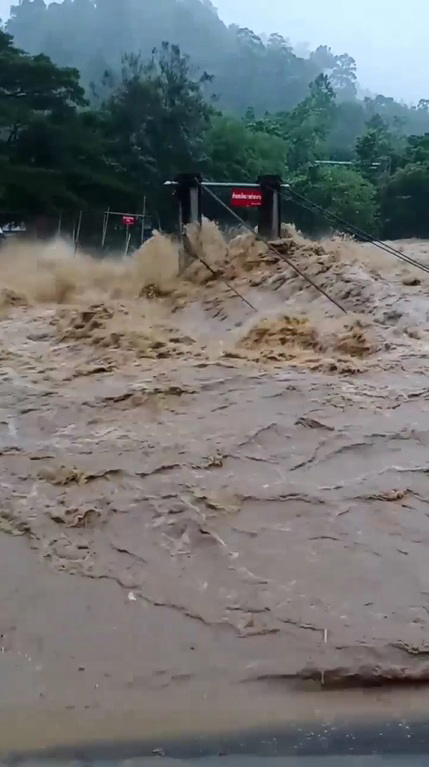 น้ำป่าไหลหลากบ้านคีรีวง สะพานแขวน จุดเช็กอิน นทท. โดนซัดเสียหาย ถนนถูกตัดขาด