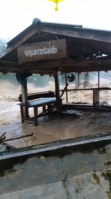 น้ำป่าไหลหลากบ้านคีรีวง สะพานแขวน จุดเช็กอิน นทท. โดนซัดเสียหาย ถนนถูกตัดขาด
