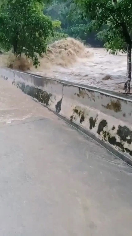 น้ำป่าไหลหลากบ้านคีรีวง สะพานแขวน จุดเช็กอิน นทท. โดนซัดเสียหาย ถนนถูกตัดขาด