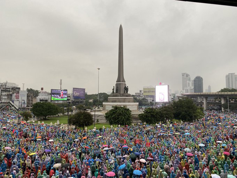 ม็อบอนุสาวรีย์ชัยฯ รวมตัวแน่น ชู 3 นิ้ว ตะโกนไล่รัฐบาล-ถือป้ายร้องปล่อยตัวแกนนำ