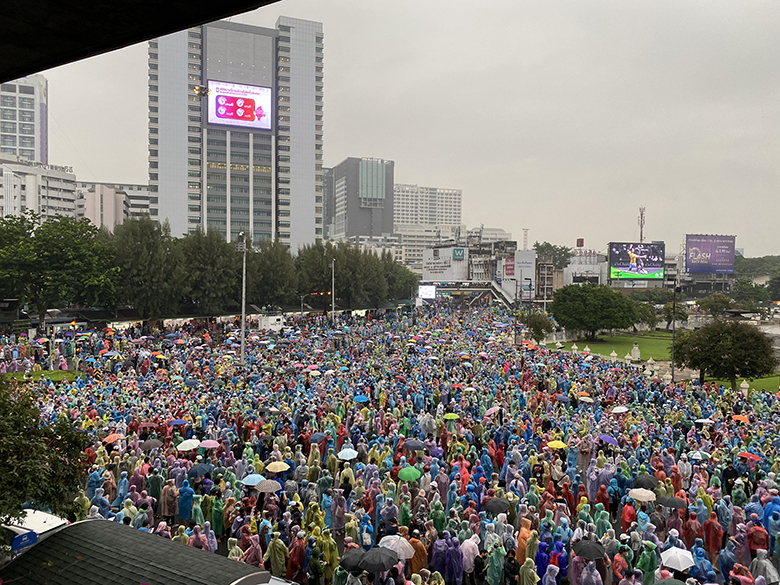 ม็อบอนุสาวรีย์ชัยฯ รวมตัวแน่น ชู 3 นิ้ว ตะโกนไล่รัฐบาล-ถือป้ายร้องปล่อยตัวแกนนำ