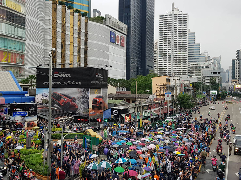 ม็อบอนุสาวรีย์ชัยฯ รวมตัวแน่น ชู 3 นิ้ว ตะโกนไล่รัฐบาล-ถือป้ายร้องปล่อยตัวแกนนำ