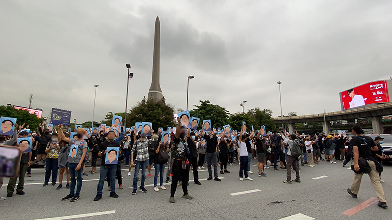 ม็อบอนุสาวรีย์ชัยฯ รวมตัวแน่น ชู 3 นิ้ว ตะโกนไล่รัฐบาล-ถือป้ายร้องปล่อยตัวแกนนำ