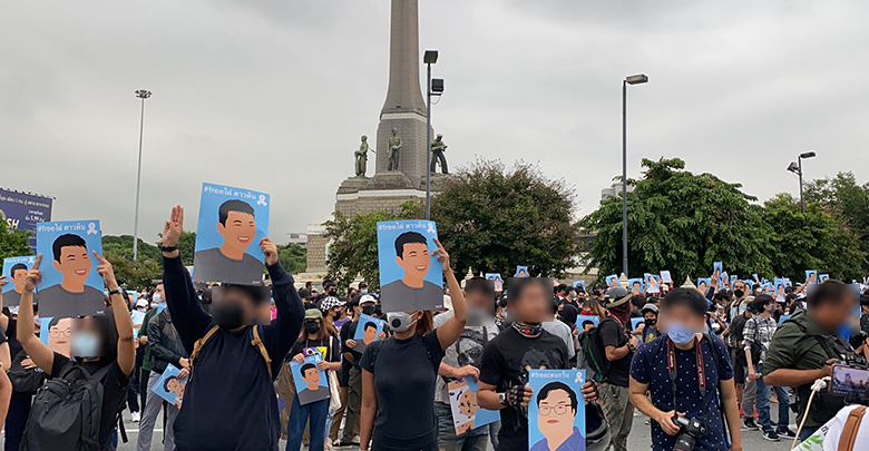 ม็อบอนุสาวรีย์ชัยฯ รวมตัวแน่น ชู 3 นิ้ว ตะโกนไล่รัฐบาล-ถือป้ายร้องปล่อยตัวแกนนำ