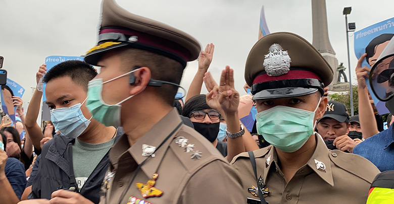 ม็อบอนุสาวรีย์ชัยฯ รวมตัวแน่น ชู 3 นิ้ว ตะโกนไล่รัฐบาล-ถือป้ายร้องปล่อยตัวแกนนำ