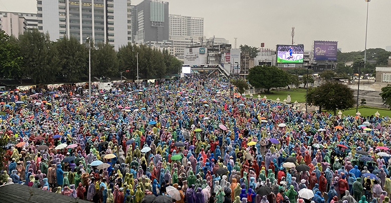 ม็อบอนุสาวรีย์ชัยฯ รวมตัวแน่น ชู 3 นิ้ว ตะโกนไล่รัฐบาล-ถือป้ายร้องปล่อยตัวแกนนำ