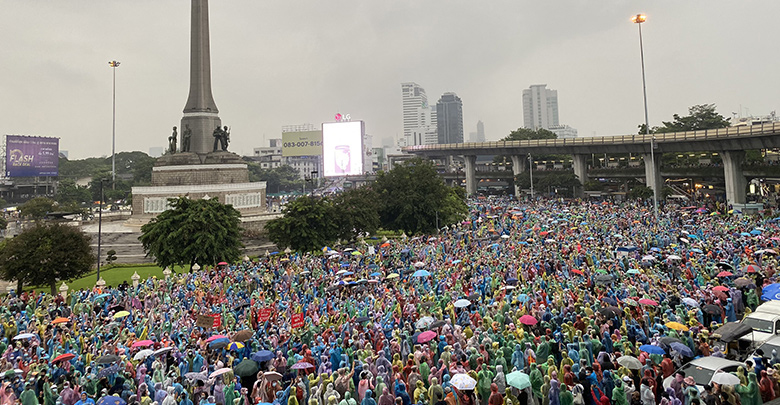 ม็อบอนุสาวรีย์ชัยฯ รวมตัวแน่น ชู 3 นิ้ว ตะโกนไล่รัฐบาล-ถือป้ายร้องปล่อยตัวแกนนำ