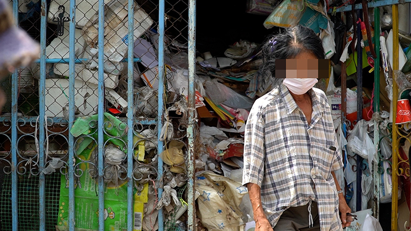 เคลียร์บ้านป้าปู สะสมขยะ จนท. ยอมจ่ายให้ 2,000 เคลียร์พื้นที่ - พบมีหมา 10 แมวอีก 8