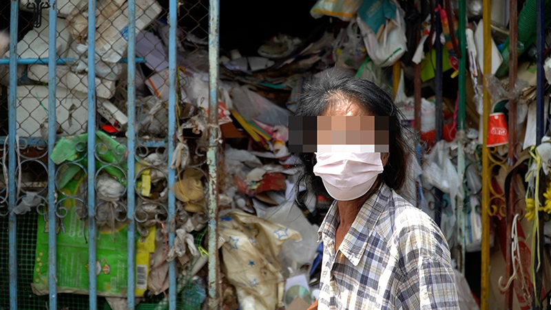 เคลียร์บ้านป้าปู สะสมขยะ จนท. ยอมจ่ายให้ 2,000 เคลียร์พื้นที่ - พบมีหมา 10 แมวอีก 8