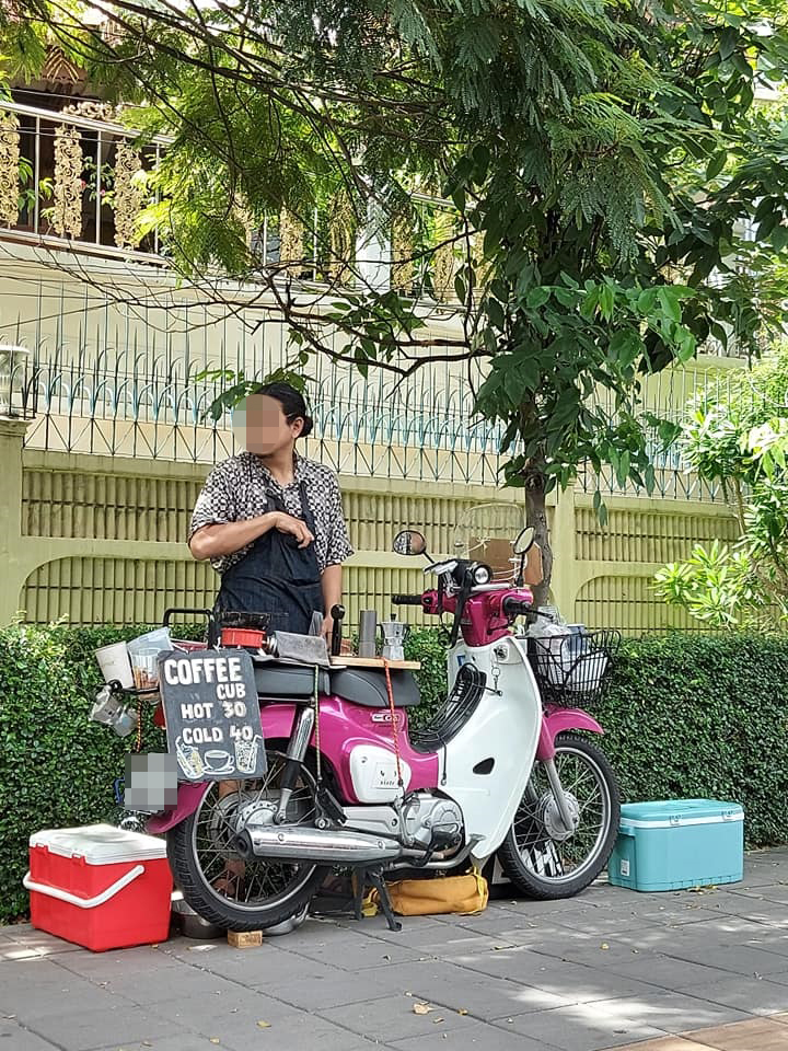 ไวรัล หนุ่มบาริสต้า ขายกาแฟ คั่วบดสด ๆ ริมทางเท้า โซเชียลเสียงแตก คูลหรือรุกล้ำ ?!