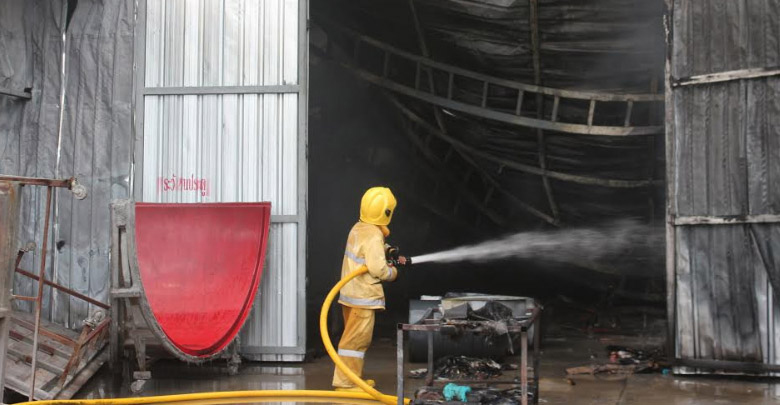 เพลิงโหมกระหน่ำ ! ไฟไหม้โรงงานผลิตไฟเบอร์กล๊าส ปทุมธานี เสียหายกว่า 50 ล้าน