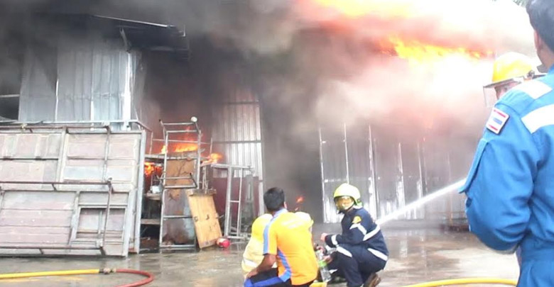 เพลิงโหมกระหน่ำ ! ไฟไหม้โรงงานผลิตไฟเบอร์กล๊าส ปทุมธานี เสียหายกว่า 50 ล้าน