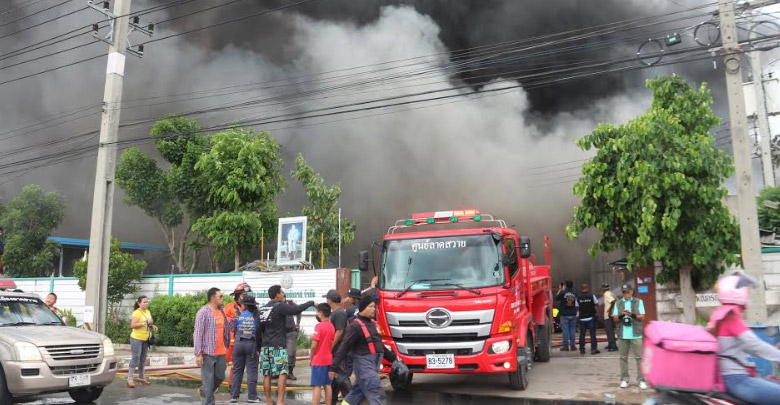 เพลิงโหมกระหน่ำ ! ไฟไหม้โรงงานผลิตไฟเบอร์กล๊าส ปทุมธานี เสียหายกว่า 50 ล้าน