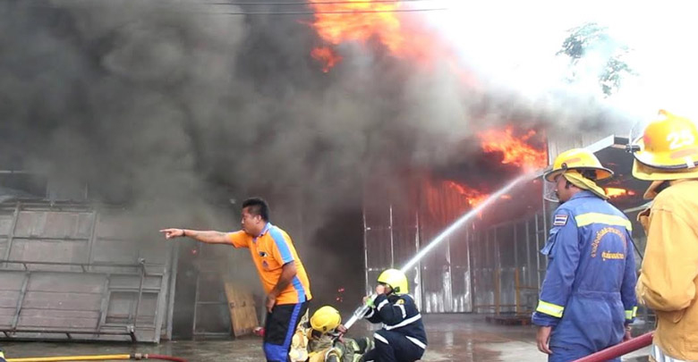 เพลิงโหมกระหน่ำ ! ไฟไหม้โรงงานผลิตไฟเบอร์กล๊าส ปทุมธานี เสียหายกว่า 50 ล้าน