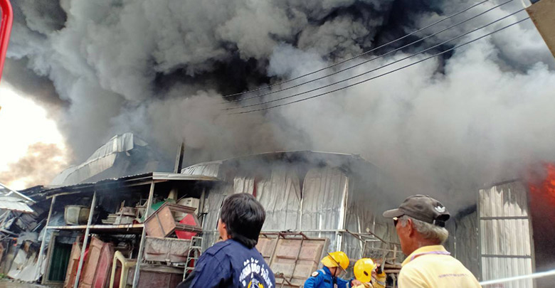 ไฟไหม้โรงงานไฟเบอร์กลาส ปทุมธานี ควันดำโขมงเต็มท้องฟ้า พบหลังคาเริ่มทรุด