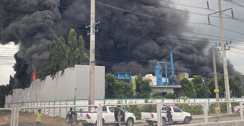 ไฟไหม้โรงงานไฟเบอร์กลาส ปทุมธานี ควันดำโขมงเต็มท้องฟ้า พบหลังคาเริ่มทรุด