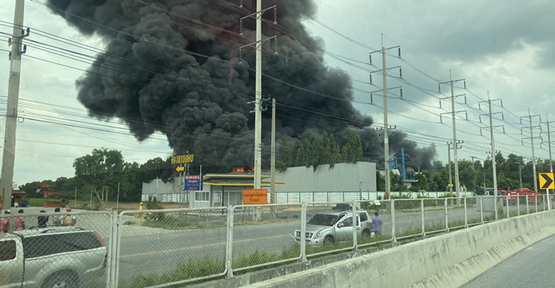 ไฟไหม้โรงงานไฟเบอร์กลาส ปทุมธานี ควันดำโขมงเต็มท้องฟ้า พบหลังคาเริ่มทรุด