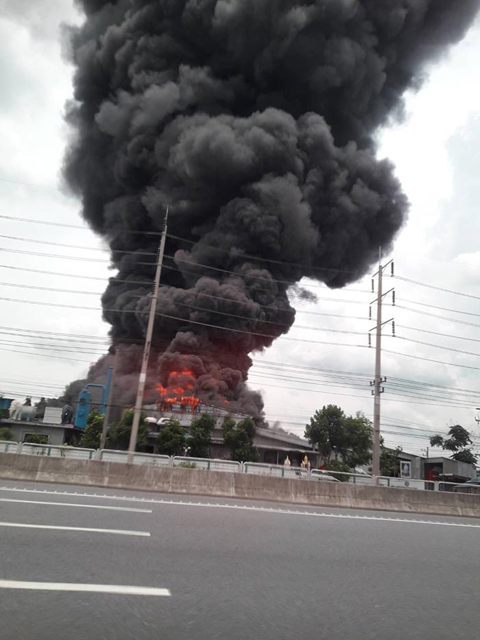 ไฟไหม้โรงงานไฟเบอร์กลาส ปทุมธานี ควันดำโขมงเต็มท้องฟ้า พบหลังคาเริ่มทรุด