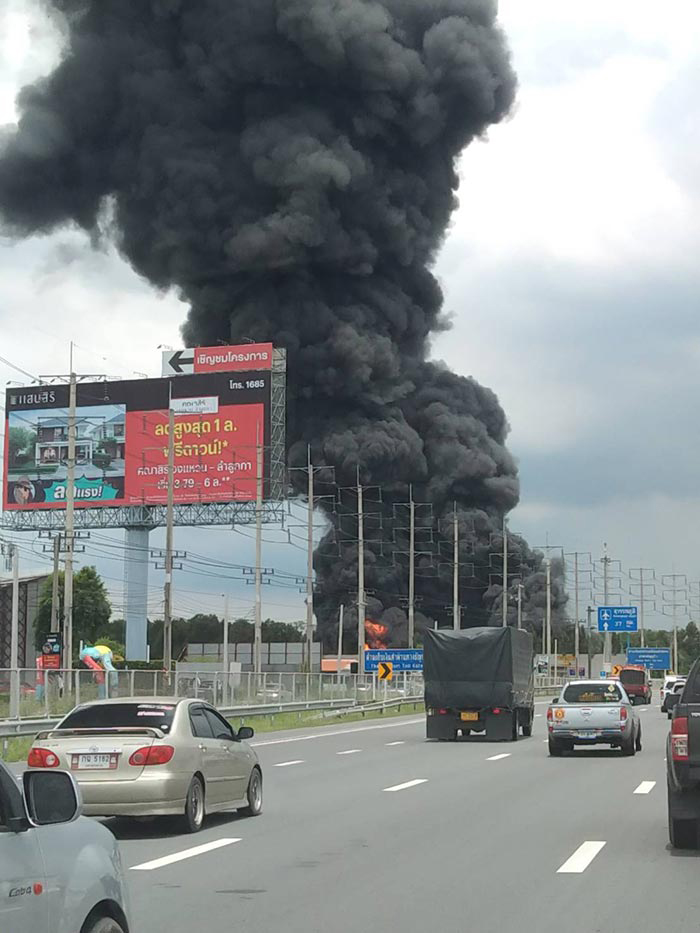 ไฟไหม้โรงงานไฟเบอร์กลาส ปทุมธานี ควันดำโขมงเต็มท้องฟ้า พบหลังคาเริ่มทรุด