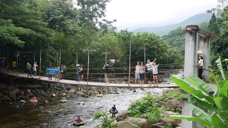 น้ำป่าไหลหลากบ้านคีรีวง สะพานแขวน จุดเช็กอิน นทท. โดนซัดเสียหาย ถนนถูกตัดขาด