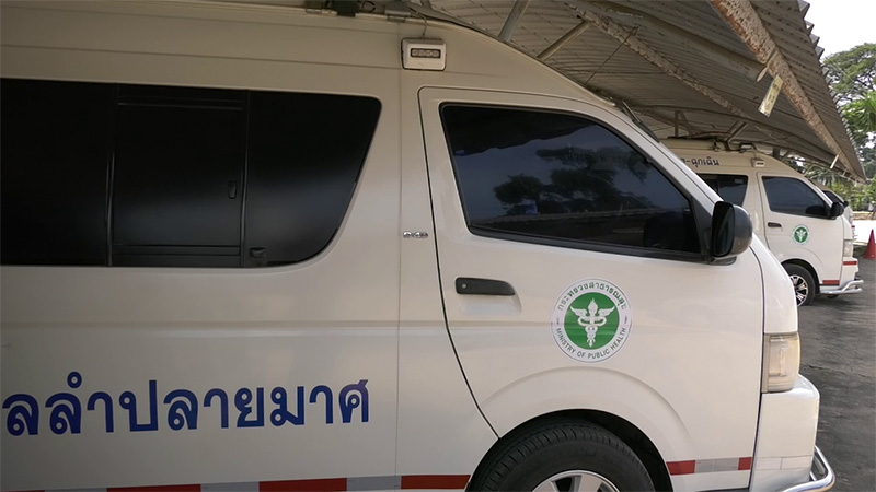 จวกยับ ! หนุ่มเมาเหล้าซิ่งรถเก๋งปาดหน้ารถพยาบาล เปิดกระจกโชว์เก๋า ลั่นเมาแล้วไง