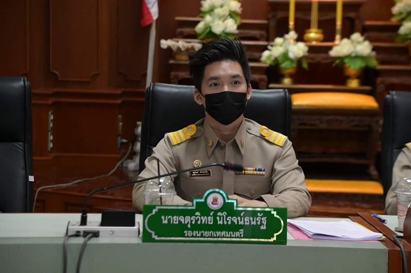 แชร์สนั่น ! รองนายกฯ นครสวรรค์ ความหล่อออร่าพุ่งทะลุแมสก์ สาว ๆ กรี๊ด