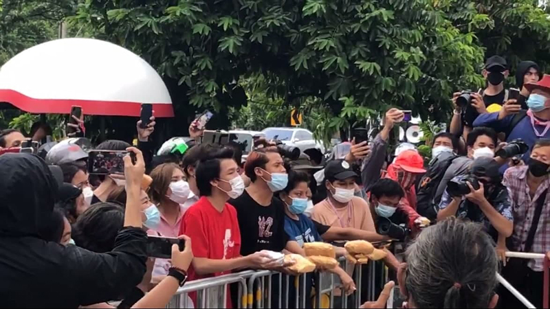 คาร์ม็อบ จี้พรรคร่วมรัฐบาลเทบิ๊กตู่ - โรยแป้งหน้า พปชร. ลั่น ภาษีประชาชน มันคือแป้ง !