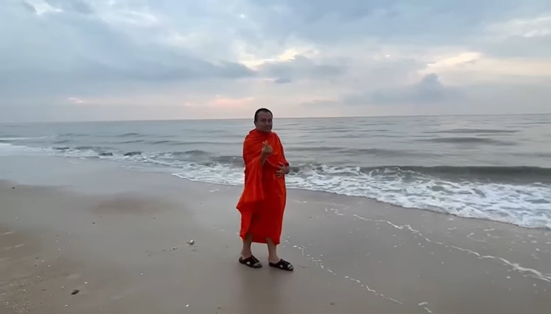 พระมหาสมปอง เดินชิลริมทะเล บอกยืนฉลาด ๆ ริมชายหาดหัวหิน เอ๊ะ...ทำไมคุ้นจัง !