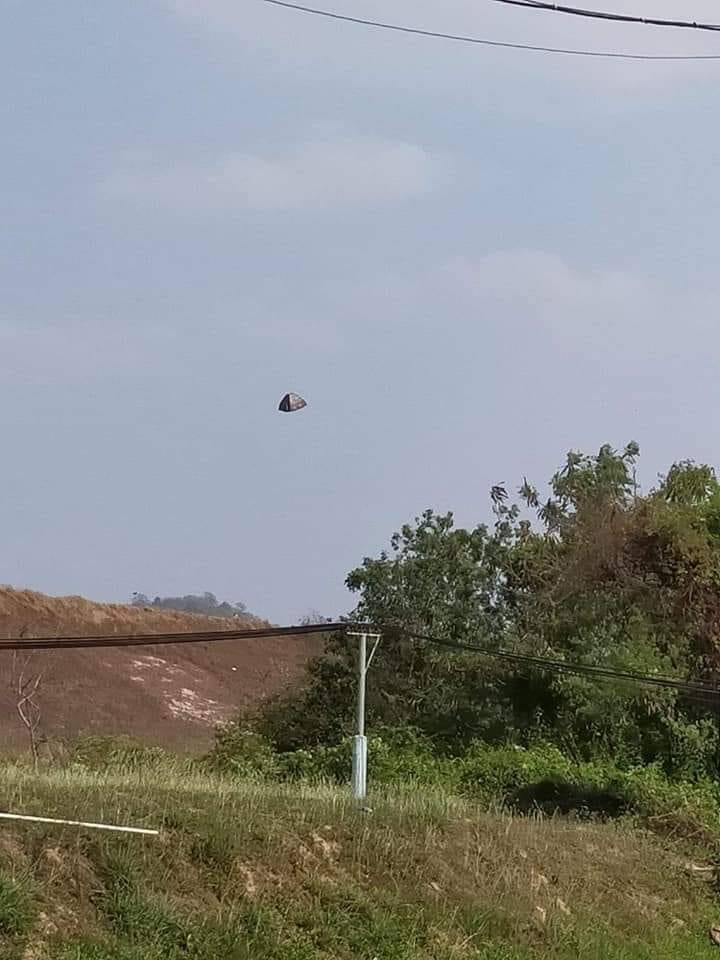 หนุ่มนั่งเครื่องบินถ่ายรูปฟ้า ติดวัตถุประหลาด ก่อนถึงบางอ้อ นั่นมัน....