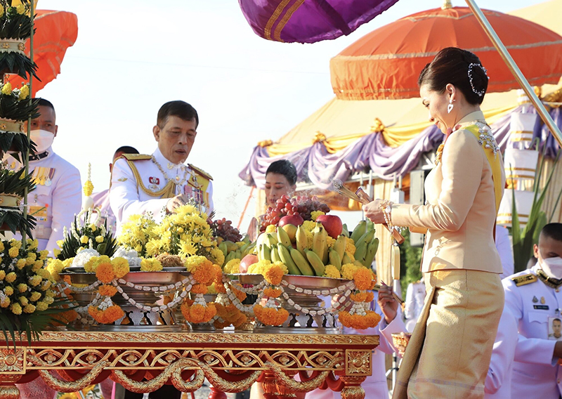 เปิดรายละเอียดเครื่องทรง พระราชินี ทรงสื่อถึง ร.9 ด้วยความใส่พระทัย