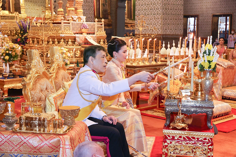 เปิดรายละเอียดเครื่องทรง พระราชินี ทรงสื่อถึง ร.9 ด้วยความใส่พระทัย