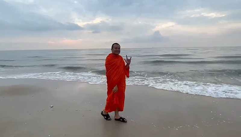 พระมหาสมปอง เดินชิลริมทะเล บอกยืนฉลาด ๆ ริมชายหาดหัวหิน เอ๊ะ...ทำไมคุ้นจัง !