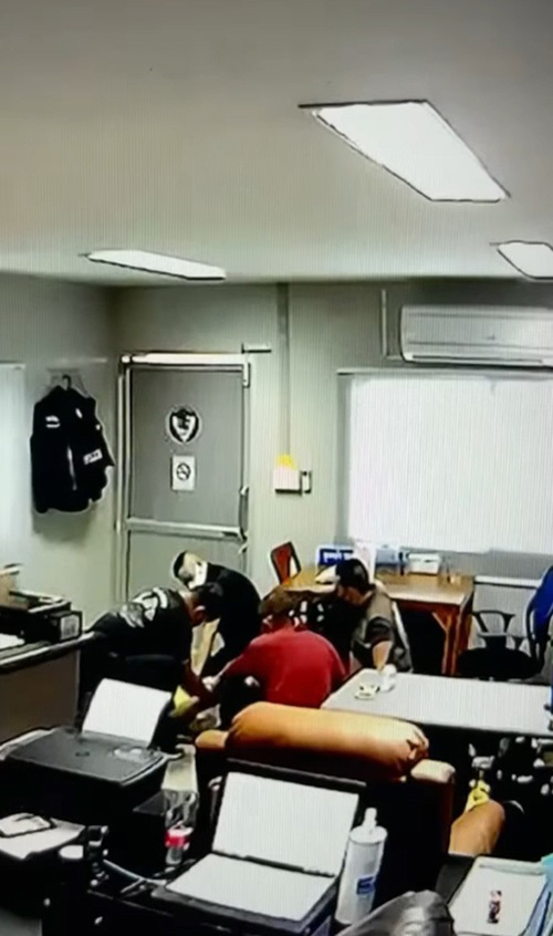 แฉภาพ ผู้กำกับโจ้ - แก๊ง ตร. หามผู้ต้องหาส่งโรงพยาบาล หลังใช้คลุมหัวทรมาน