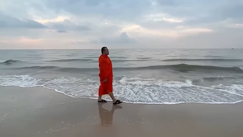 พระมหาสมปอง เดินชิลริมทะเล บอกยืนฉลาด ๆ ริมชายหาดหัวหิน เอ๊ะ...ทำไมคุ้นจัง !