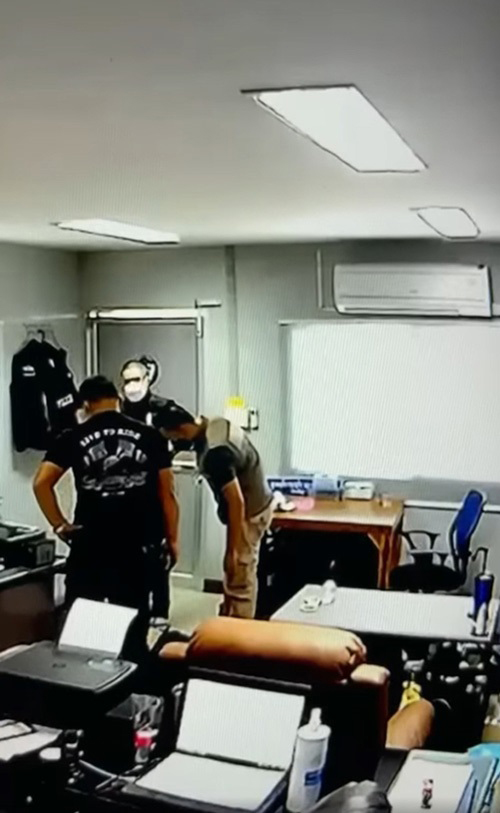 แฉภาพ ผู้กำกับโจ้ - แก๊ง ตร. หามผู้ต้องหาส่งโรงพยาบาล หลังใช้คลุมหัวทรมาน