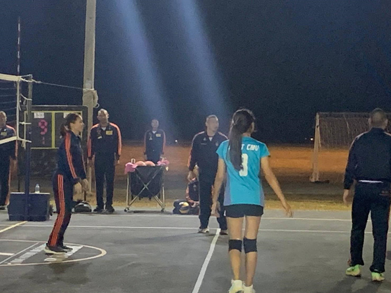 พระราชินี ฉลองพระองค์ชุดวอร์ม ทรงกีฬาวอลเลย์บอลร่วมกับนักกีฬาหญิง