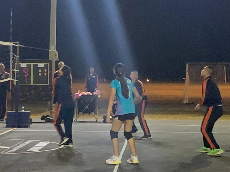 พระราชินี ฉลองพระองค์ชุดวอร์ม ทรงกีฬาวอลเลย์บอลร่วมกับนักกีฬาหญิง